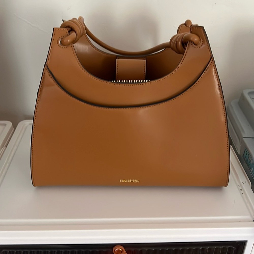 A medium size handbag that comes with 3 compartments